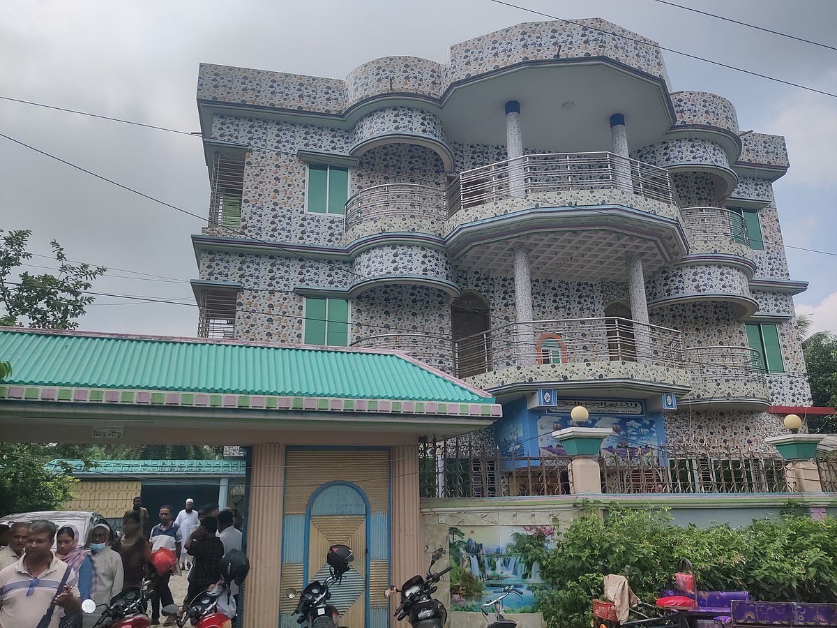 জয়পুরহাটের জামালগঞ্জ বাজারের পাশে এই বাড়িটিতে শুক্রবার দিবাগত রাতে ডাকাতির ঘটনা ঘটেছে