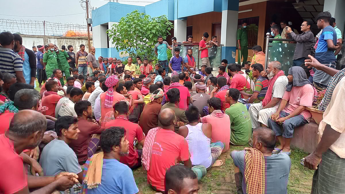 দিনাজপুরের হিলি স্থলবন্দরে পণ্য ওঠানামায় ন্যায্য মজুরির দাবিতে বন্দর পরিচালনাকারী প্রতিষ্ঠান পানামা পোর্ট লিংক লিমিটেডের সামনে শ্রমিকদের অবস্থান। শনিবার দুপুরে