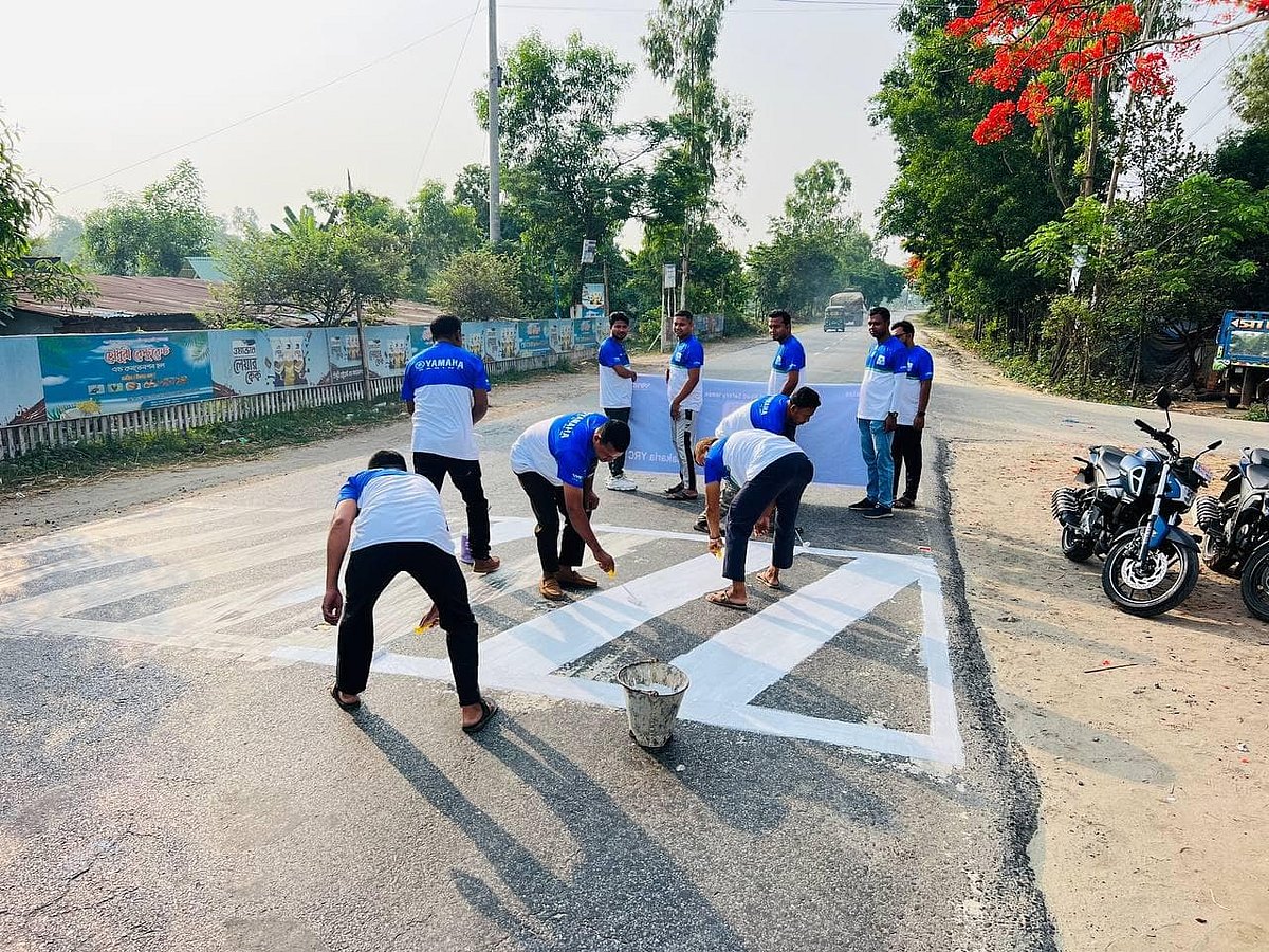 সড়কে দুর্ঘটনা এড়াতে ট্রাফিক সাইন ঠিক করছেন ইয়ামাহা রাইডার্স ক্লাবের সদস্যরা