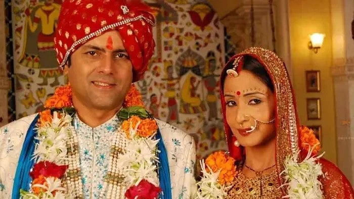 বিয়ের আসরে লতা সাবরেওয়াল ও সঞ্জীব সেঠ। এক্স থেকে