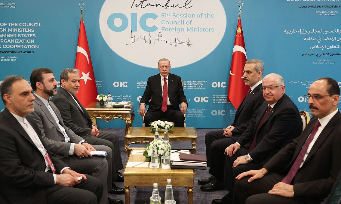 ওআইসির সদস্যদেশগুলোর পররাষ্ট্রমন্ত্রীদের সঙ্গে বৈঠকে তুরস্কের প্রেসিডেন্ট রিসেপ তাইয়েপ এরদোয়ান। গতকাল তুরস্কের ইস্তাম্বুলে
