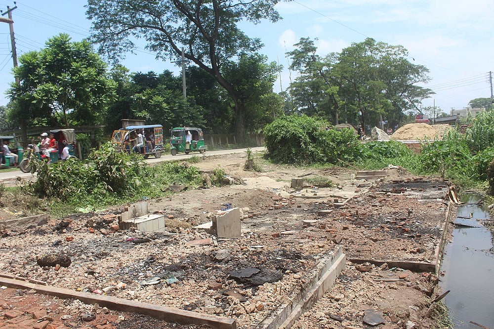 ব্রাহ্মণবাড়িয়ার সরাইল উপজেলার কালীকচ্ছ উত্তর বাজার এলাকায় তৃতীয় লিঙ্গের সোহেল আশার বাড়িটি পুড়িয়ে দেওয়া হয়েছে। শনিবার দুপুরে তোলা ছবি