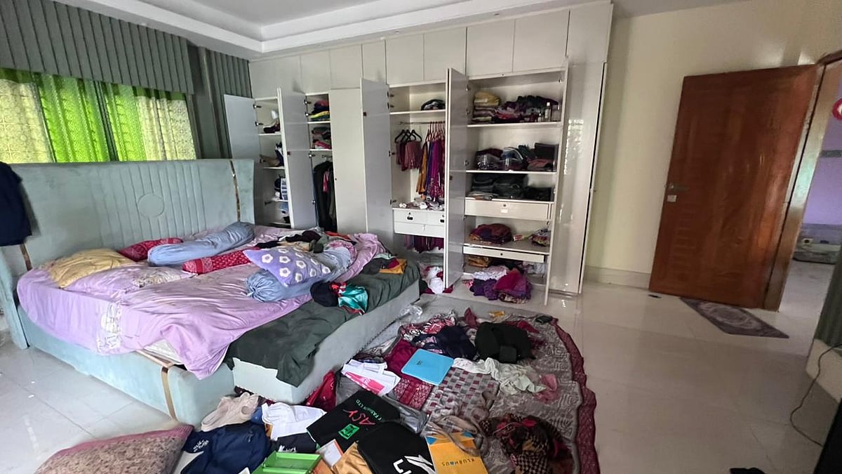 গাজীপুরে চিকিৎসক দম্পতিকে জিম্মি করে আসবাবপত্র তছনছ করে ডাকাতেরা। গতকাল শুক্রবার রাতে