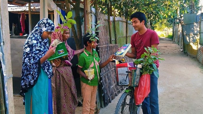 মানুষকে বই পড়ানোর পাশাপাশি গাছের চারা উপহার দেন তেঁতুলিয়ার মাহমুদুল ইসলাম