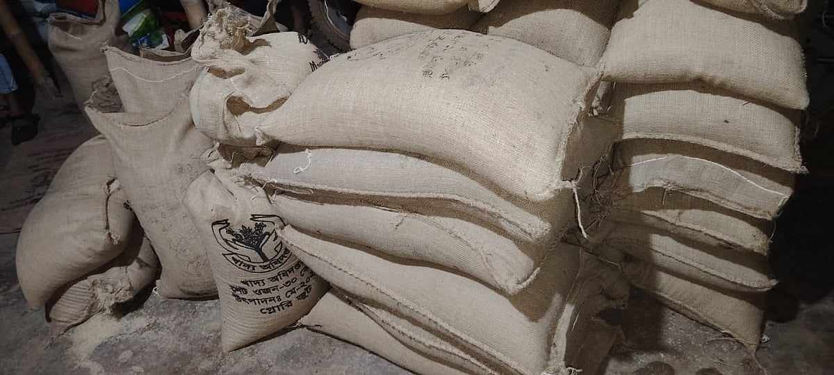 নেত্রকোনার কেন্দুয়ায় সেনাবাহিনীর অভিযানে বিএনপি নেতার গুদাম থেকে জব্দ করা চাল