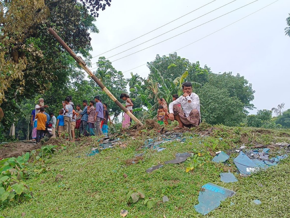 ময়মনসিংহের ফুলপুর উপজেলায় যাত্রীবাহী ও মাহিন্দ্রা অটোরিকশার মুখোমুখি সংঘর্ষে ৮ জনের মৃত্যুর খবরে দুর্ঘটনাস্থল দেখতে আসেন কয়েকজন স্থানীয় বাসিন্দা। আজ সকালে কাজিয়াকান্দা গ্রামে