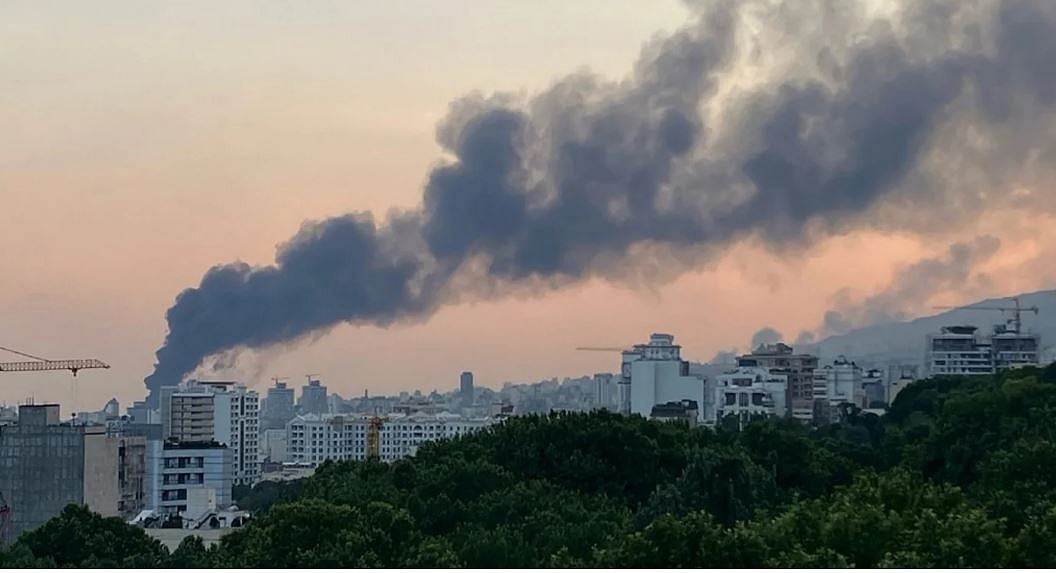 ইসরায়েলের বোমা হামলায় ইরানের রাষ্ট্রীয় টেলিভিশন সম্প্রচার কেন্দ্র থেকে ধোঁয়া উঠছে
