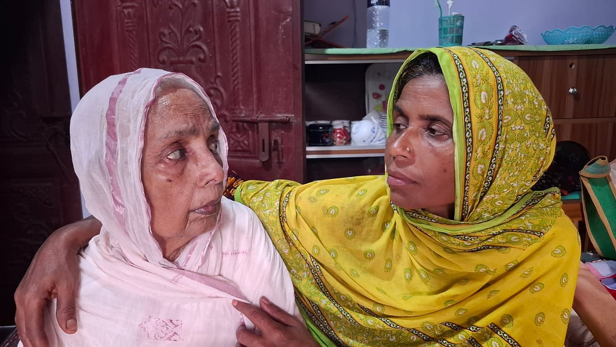 অলোকা ভৌমিককে মায়ের মমতায় আগলে রেখেছেন হামিদা বেগম