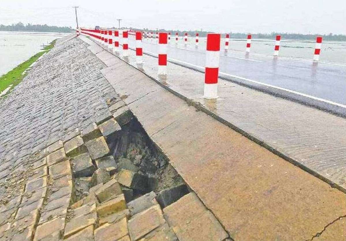 টেকনাফ-শাহপরীর দ্বীপ সড়কের সুরক্ষা ব্লক ধসে পড়ে সৃষ্টি হয়েছে গর্তের। চলতি বর্ষায় সড়ক ভেঙে পড়ার আশঙ্কা এলাকাবাসীর। গত বুধবার দুপুরে