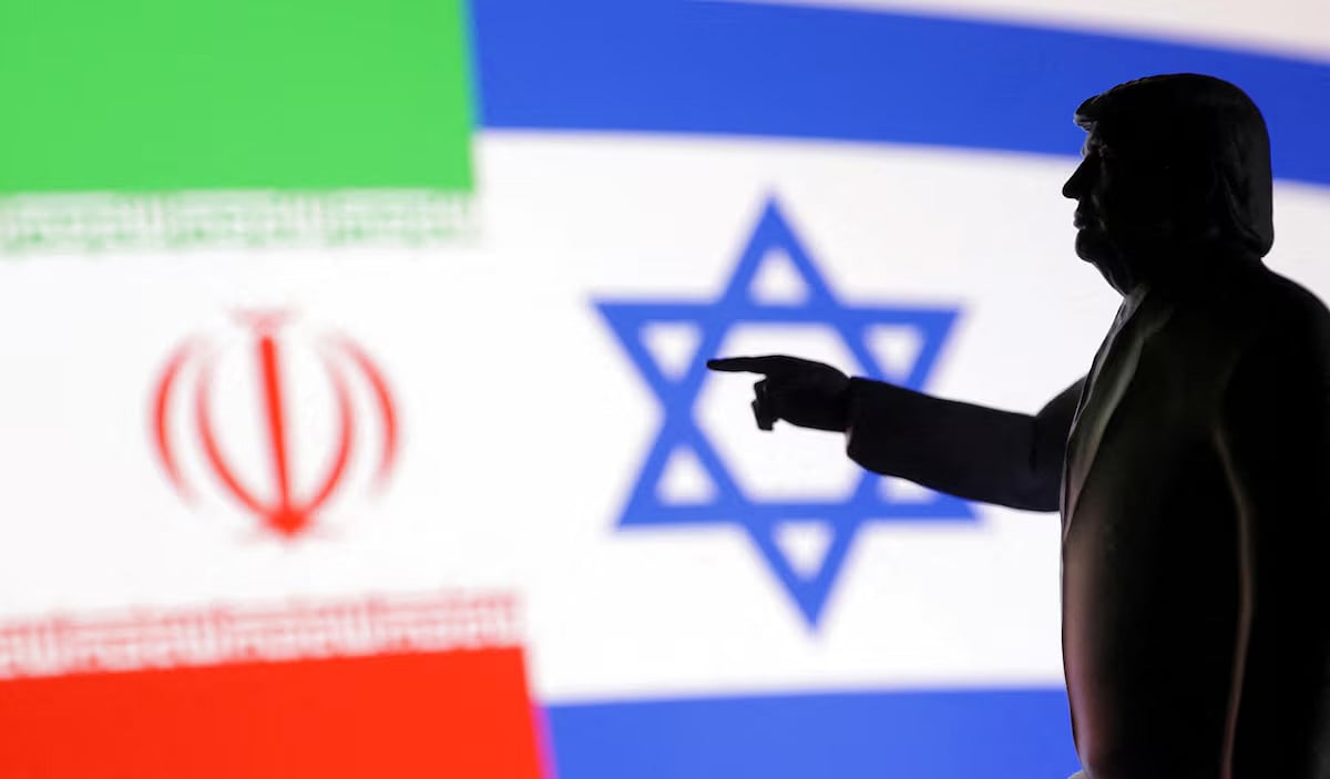 যুক্তরাষ্ট্রের প্রেসিডেন্ট ডোনাল্ড ট্রাম্পের থ্রি–ডি প্রিন্ট করা ক্ষুদ্রাকৃতি মডেলের পাশে যুক্তরাষ্ট্র, ইসরায়েল ও ইরানের পতাকা