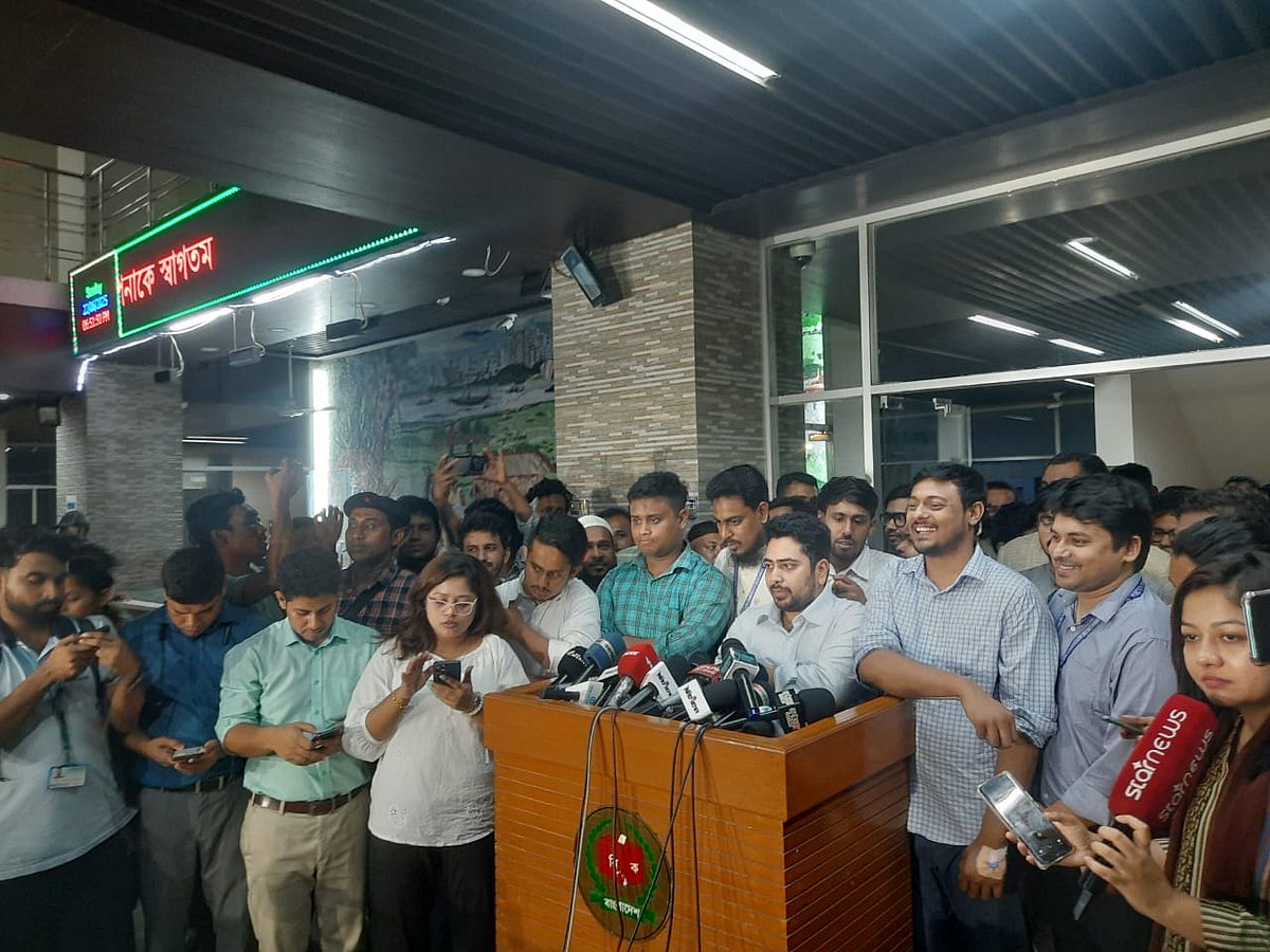 প্রধান নির্বাচন কমিশনারের সঙ্গে সাক্ষাৎ শেষে নির্বাচন ভবনে সাংবাদিকদের সঙ্গে কথা বলেন এনসিপির আহ্বায়ক নাহিদ ইসলাম