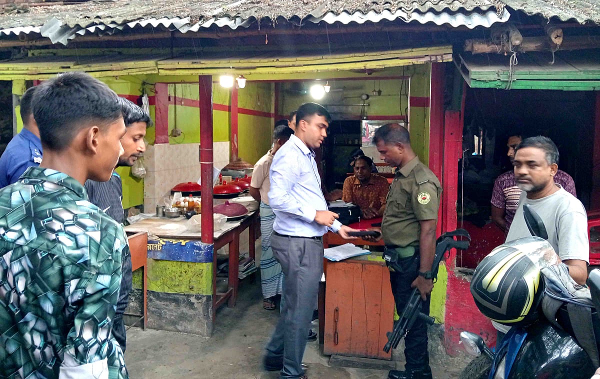 মরা মুরগি রান্নার প্রস্তুতির কথা জেনে ভ্রাম্যমাণ আদালত পরিচালনা করে উপজেলা প্রশাসন। আজ রোববার বিকেলে নাটোরের নলডাঙ্গা বাজারে