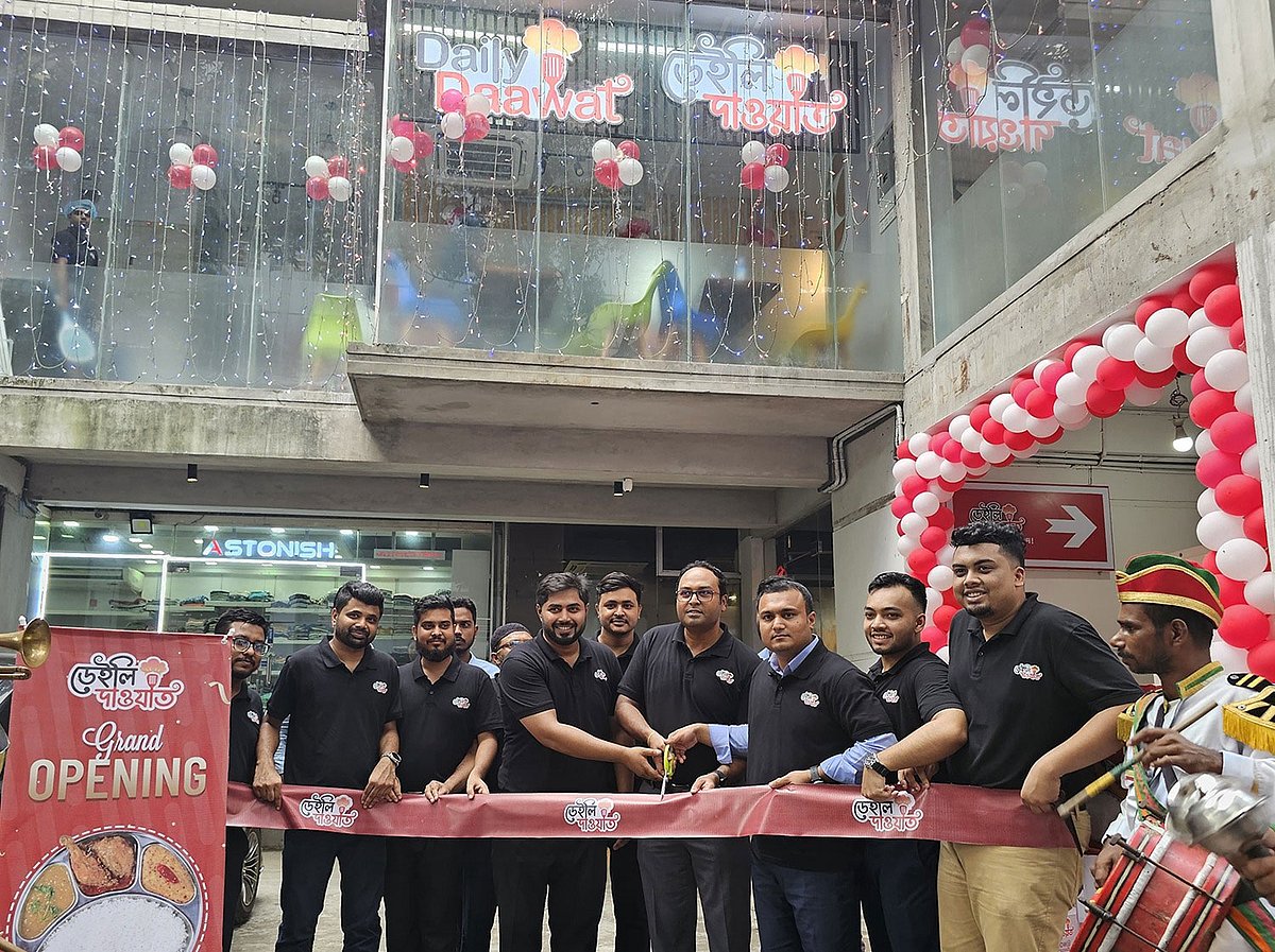ডেইলি দাওয়াত রেস্তোরাঁর উদ্বোধনে প্রাণ গ্রুপের কর্মকর্তারা। আজ রোববার গুলশানে