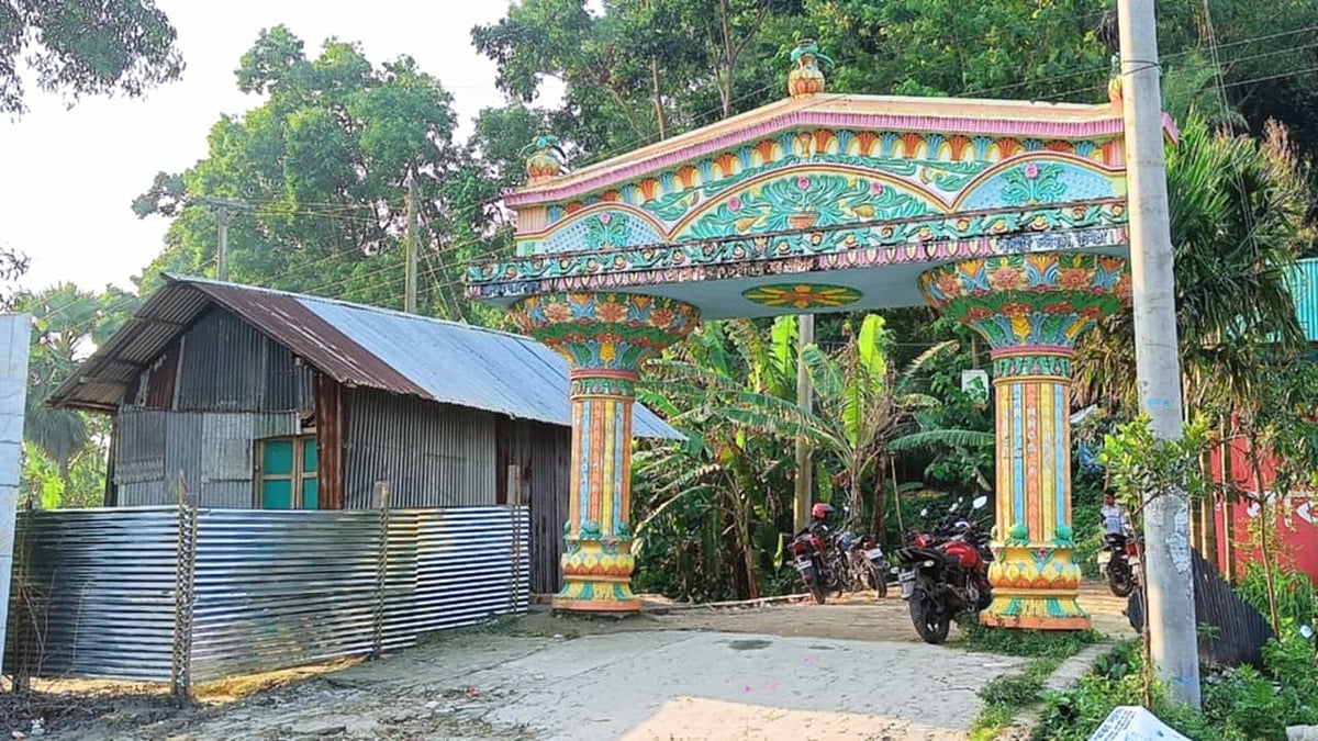 কুমিল্লা সদর দক্ষিণ উপজেলার লালমাই পাহাড়ে অবস্থিত প্রাচীন শিব চণ্ডী মন্দিরের ফটকের পাশে নির্মাণ করা স্থাপনা