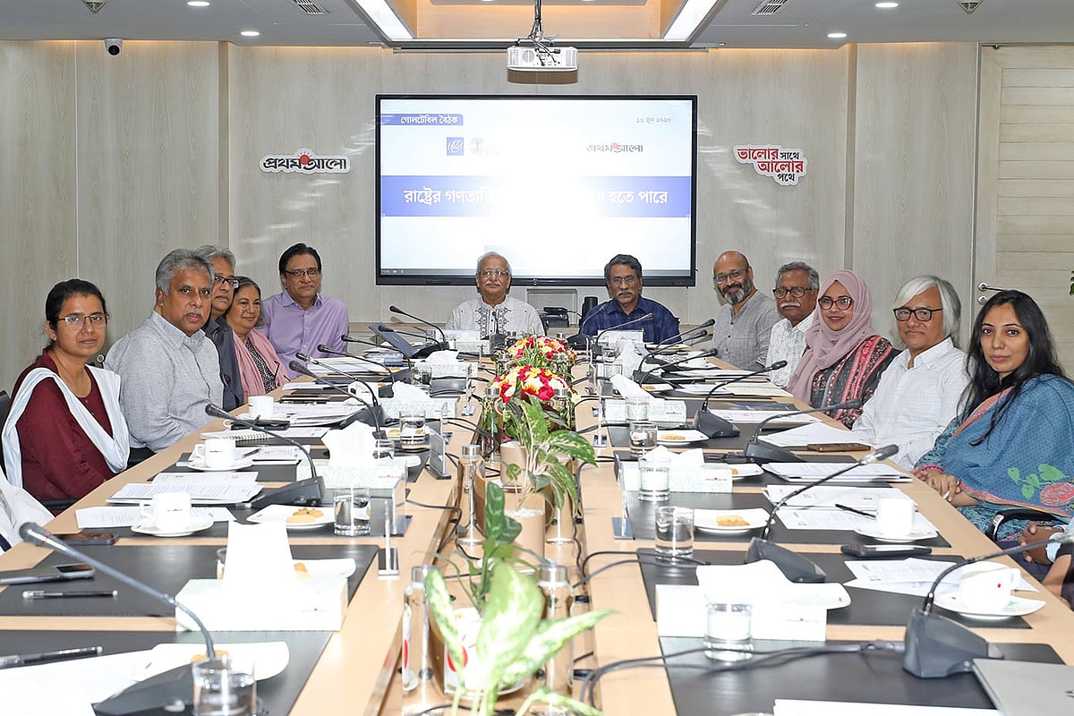 ‘রাষ্ট্রের গণতান্ত্রিক রূপান্তর যেভাবে হতে পারে’ শীর্ষক গোলটেবিল বৈঠকে অংশগ্রহণকারীরা। ১৬ জুন ২০২৫ ঢাকার প্রথম আলো কার্যালয়ে