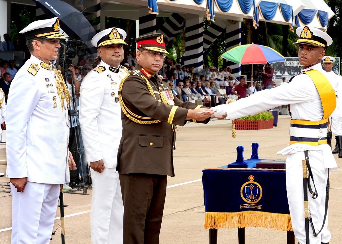 সেনাবাহিনী প্রধান জেনারেল ওয়াকার–উজ–জামান রোববার চট্টগ্রামে বাংলাদেশ নেভাল একাডেমিতে অনুষ্ঠিত নৌবাহিনীর মিডশিপম্যান ২০২২–বি ব্যাচ এবং ডাইরেক্ট এন্ট্রি অফিসার ২০২৫–এ ব্যাচের গ্রীষ্মকালীন রাষ্ট্রপতি কুচকাওয়াজ অনুষ্ঠানে সেরা চৌকস মিডশিপম্যান মেহেদী হাসান মৃধা (এক্স), বিএন–কে ‘সোর্ড অব অনার’ প্রদান করেন