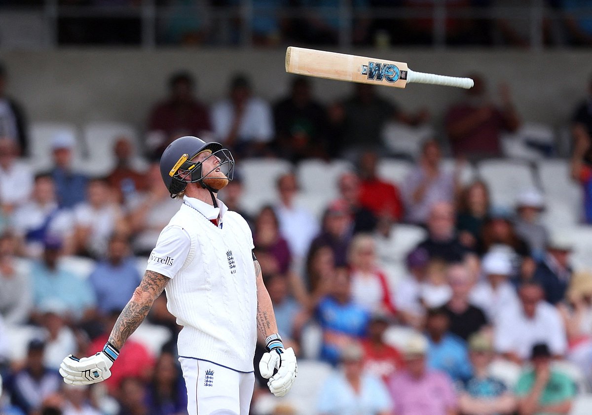 হতাশায় শূন্যে ব্যাট ছোড়েন বেন স্টোকস।