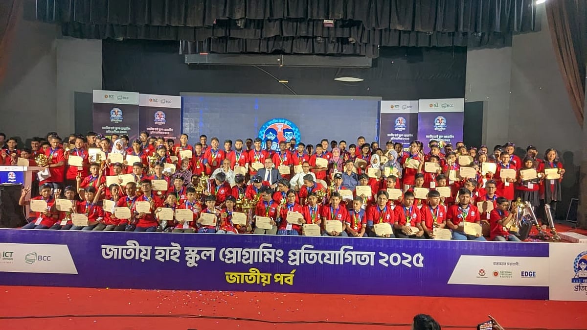 জাতীয় হাইস্কুল প্রোগ্রামিং প্রতিযোগিতায় বিজয়ী শিক্ষার্থীরা
