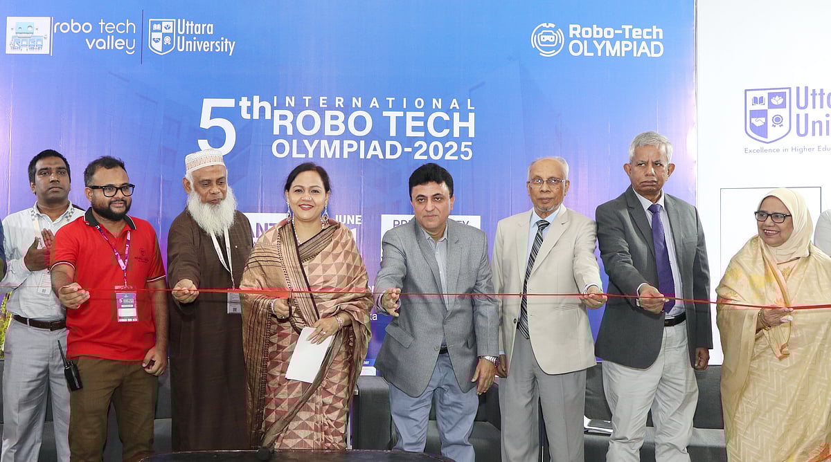 উত্তরা ইউনিভার্সিটিতে আয়োজিত রোবো টেক অলিম্পিয়াডে অতিথি ও আয়োজকেরা