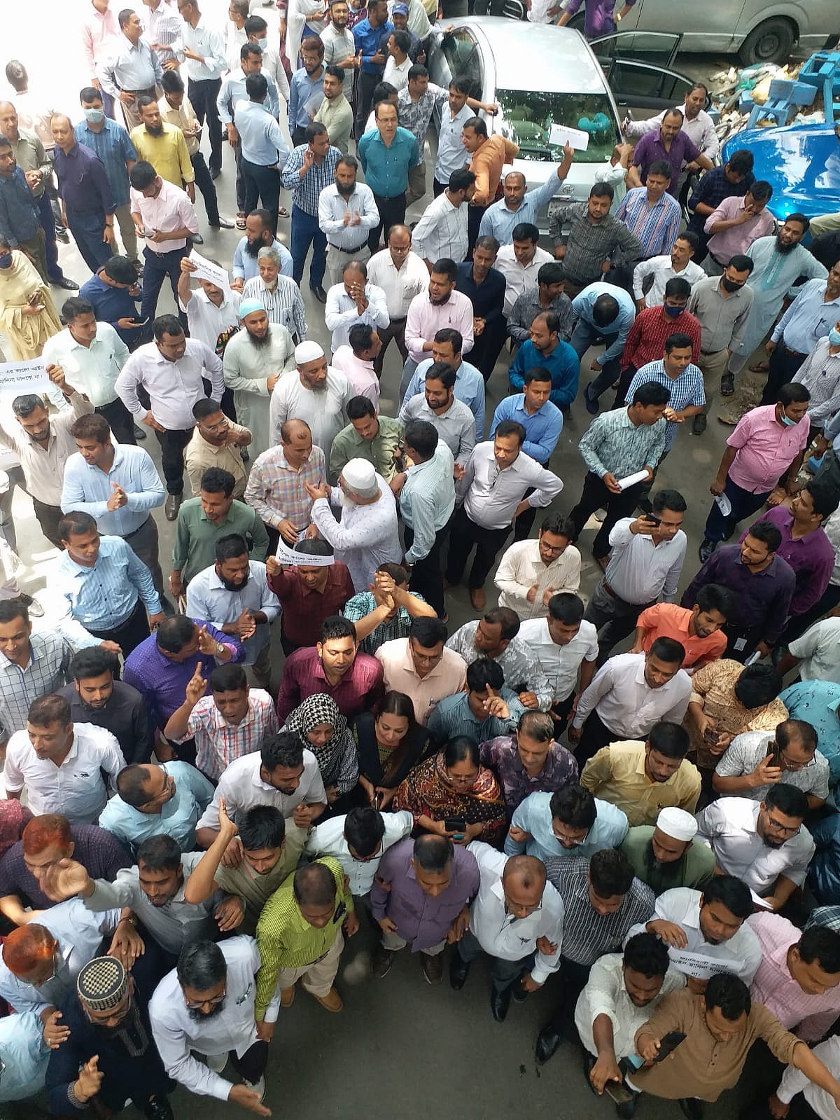 আজ রোববার বেলা ১১টার দিকে সচিবালয়ের ভেতরে বড় ধরনের বিক্ষোভ করেন আন্দোলনকারী কর্মচারীরা