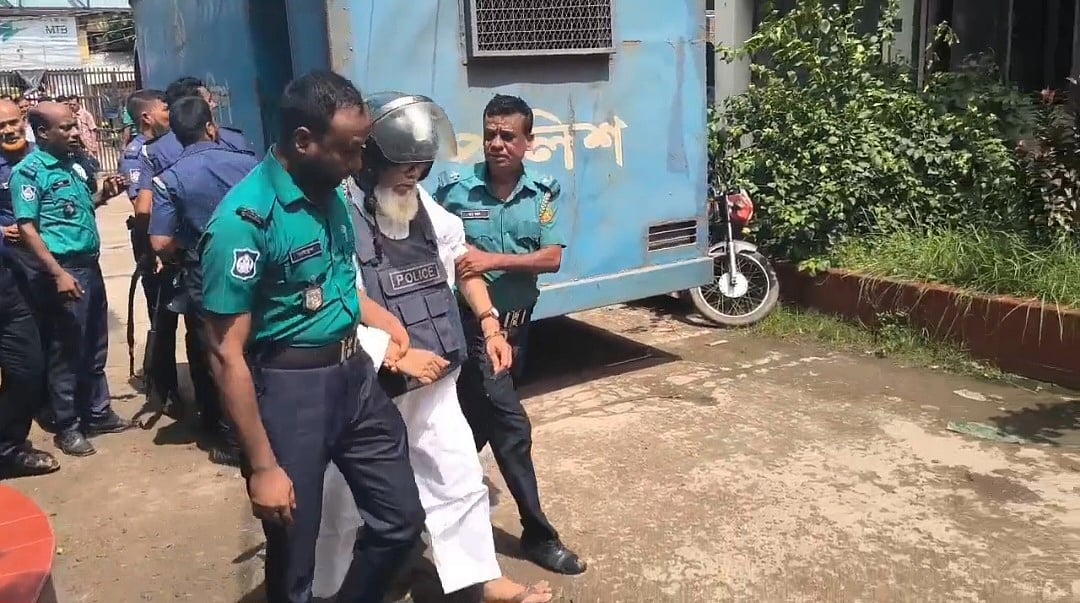 গাজীপুর নগরের গাছা থানার নতুন একটি মামলায় গ্রেপ্তার দেখাতে আদালতে আসামিদের হাজির করা হয়েছে। আজ রোববার সকালে গাজীপুর মেট্রোপলিটন আদালত চত্বরে