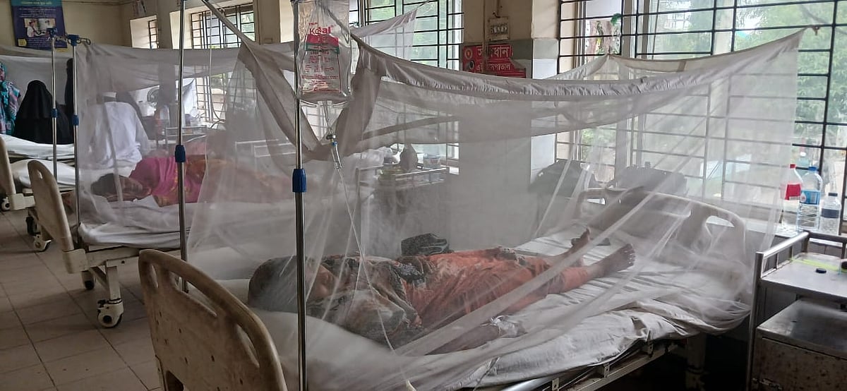 ডেঙ্গু জ্বরে আক্রান্ত হয়ে চিকিৎসা নিচ্ছেন রোগীরা। রোববার দাউদকান্দি উপজেলা স্বাস্থ্য কমপ্লেক্সে