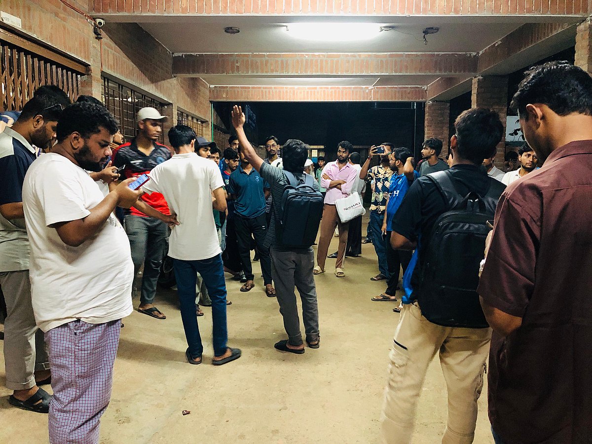 জাহাঙ্গীরনগর বিশ্ববিদ্যালয়ের চিকিৎসাকেন্দ্র ঘেরাও একদল শিক্ষার্থীর। আজ রোববার রাত সাড়ে আটটায়