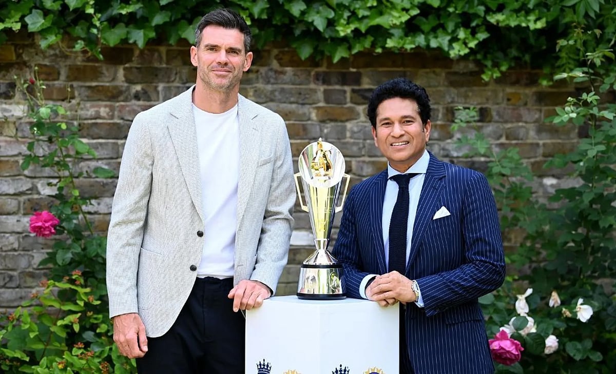 অ্যান্ডারসন–টেন্ডুলকার ট্রফির সঙ্গে জিমি অ্যান্ডারসন ও শচীন টেন্ডুলকার।