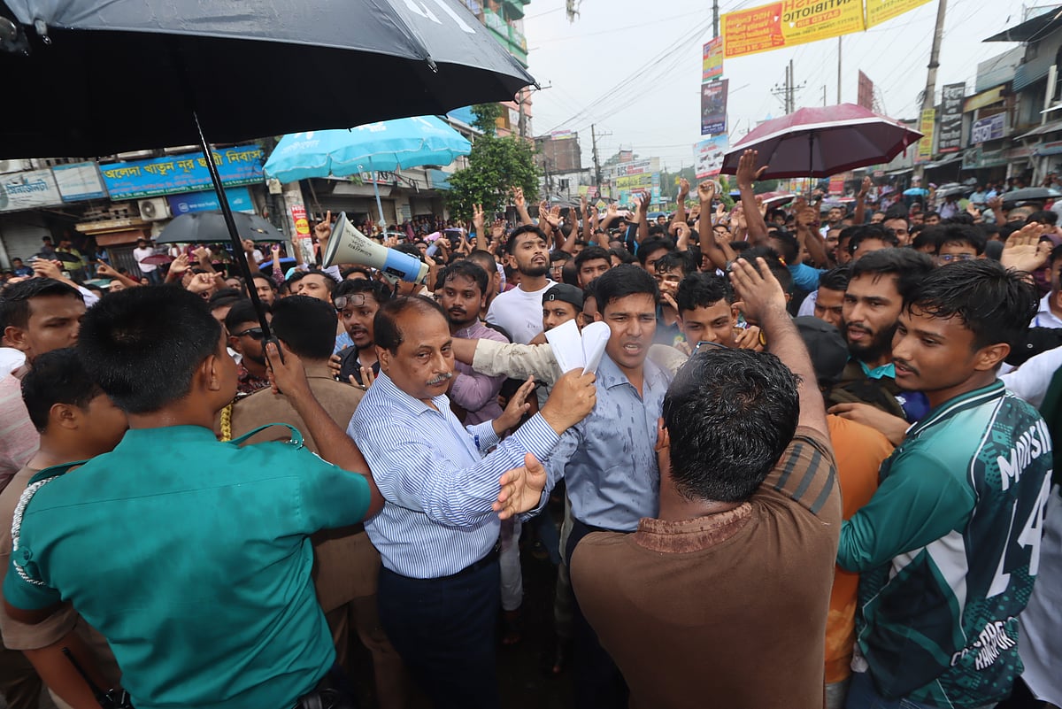 রংপুরে কারমাইকেল কলেজের শিক্ষার্থীরা ৩৭ দফা দাবিতে সড়ক ও রেলপথ অবরোধ করে বিক্ষোভ করেন। আজ বুধবার দুপুরে নগরের লালবাগ এলাকায়