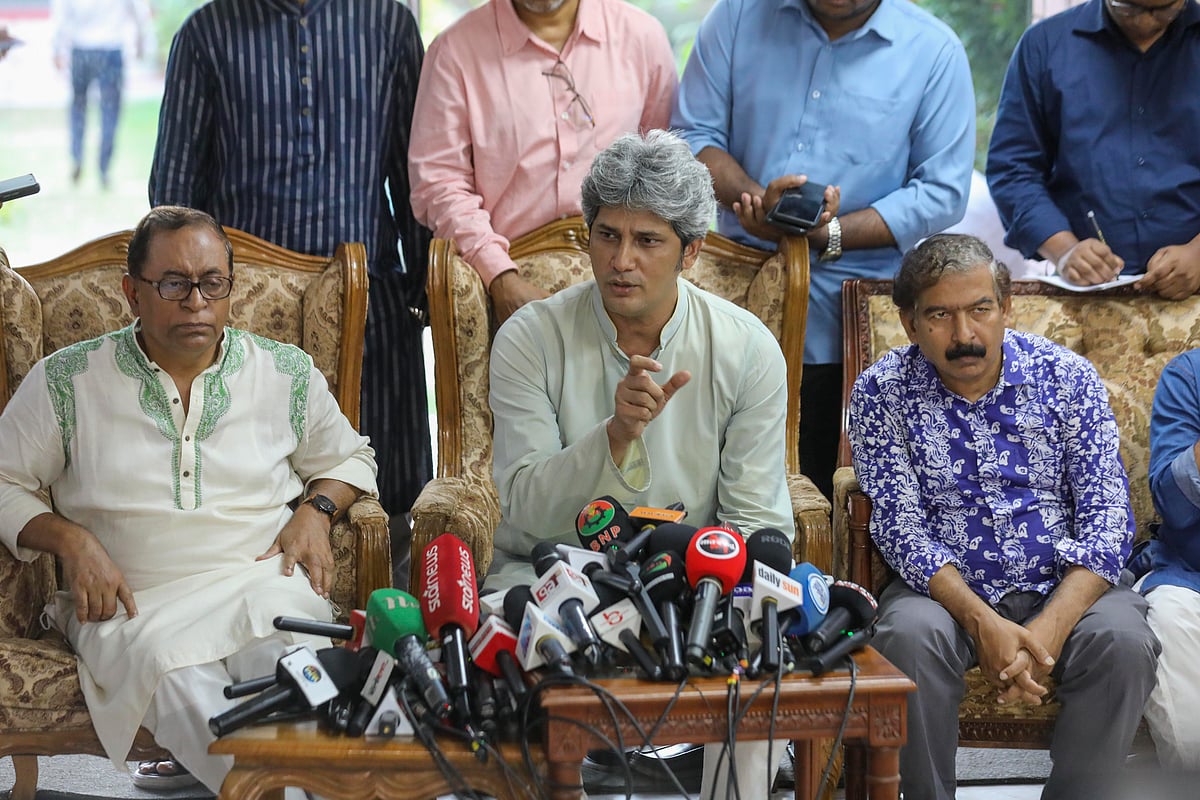 রাজধানীর ফরেন সার্ভিস একাডেমিতে রাজনৈতিক দলগুলোর সঙ্গে জাতীয় ঐকমত্য কমিশনের আলোচনা শেষে সাংবাদিকদের সঙ্গে কথা বলেন গণসংহতি আন্দোলনের প্রধান সমন্বয়কারী জোনায়েদ সাকি। ২২ জুন, ২০২৫