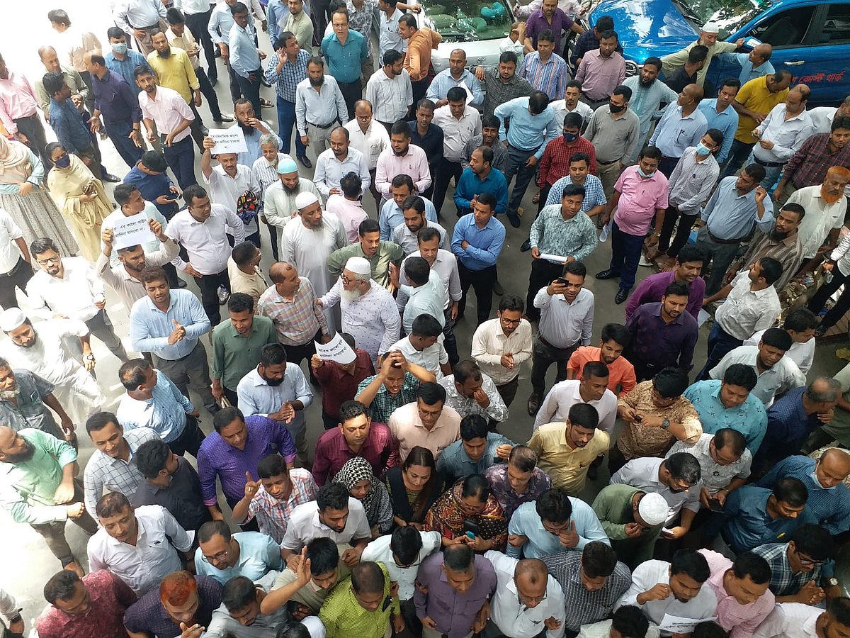 আজ রোববার বেলা ১১টার দিকে সচিবালয়ের বিভিন্ন মন্ত্রণালয় ও বিভাগের আন্দোলনকারী বিপুলসংখ্যক কর্মচারী নিজ নিজ দপ্তর ছেড়ে বিক্ষোভে যোগ দেন