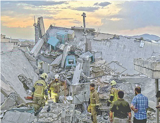 ইসরায়েলের বিমান হামলায় তেহরানে বিধ্বস্ত একটি ভবন