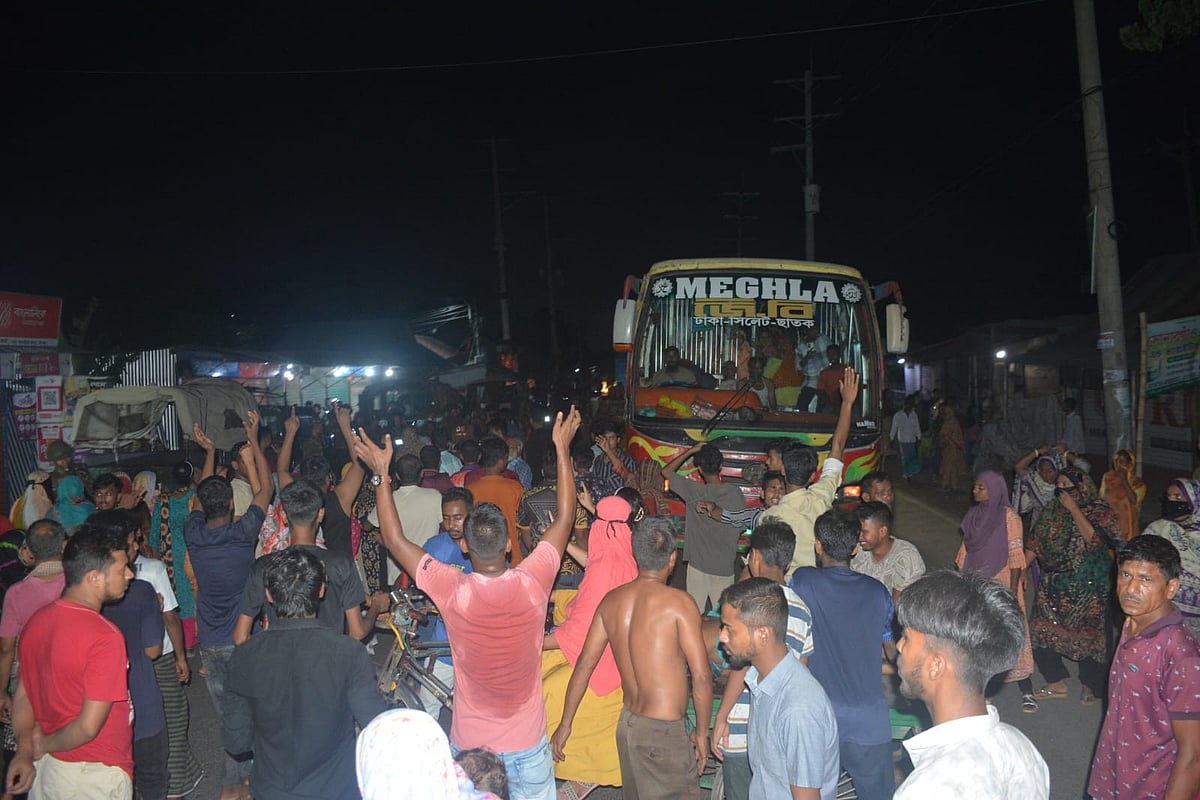 নারায়ণগঞ্জে হত্যার প্রতিবাদে নিহত ব্যক্তির স্বজন ও এলাকার লোকজন বিক্ষোভ করেন। গতকাল শনিবার রাতে