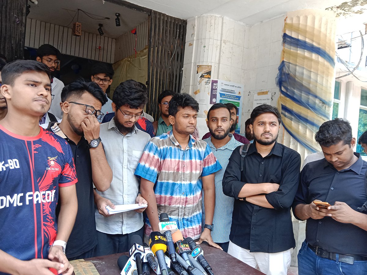 সংবাদ সম্মেলনে বক্তব্য দেন ঢাকা মেডিকেল কলেজের শিক্ষার্থীরা। ঢাকা, ২২ জুন