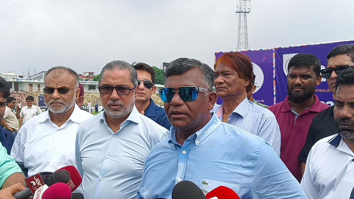 রাজশাহী বিভাগীয় স্টেডিয়ামে গণমাধ্যমকর্মীদের সঙ্গে কথা বলছেন ক্রিকেট বোর্ডের সভাপতি আমিনুল ইসলাম। আজ রোববার সকালে