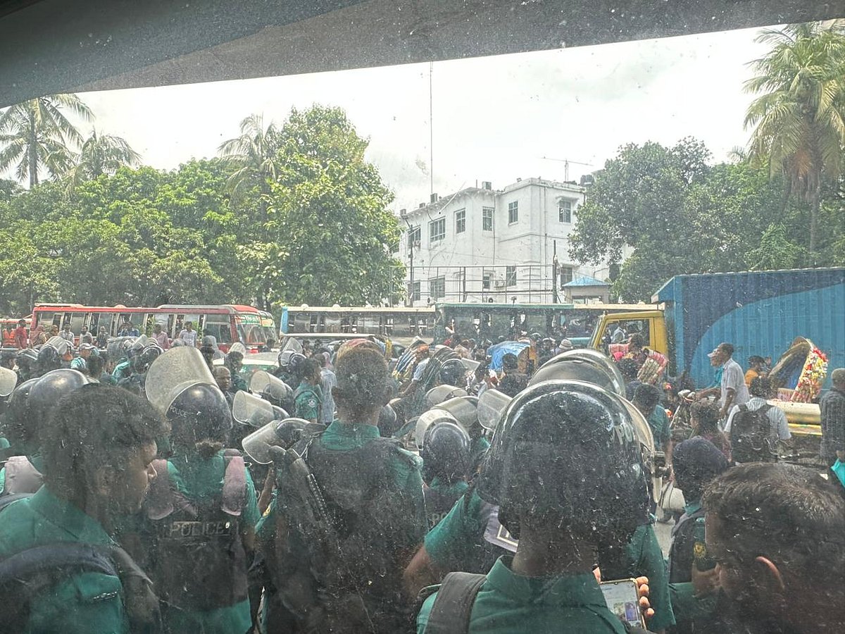 ১৮তম শিক্ষক নিবন্ধন মৌখিক পরীক্ষায় অংশ নেওয়া সব প্রার্থীকে সনদ দেওয়ার দাবিতে জাতীয় প্রেসক্লাবের সামনে আন্দোলনকারীদের ওপর জলকামান ও সাউন্ড গ্রেনেড ছোড়ে পুলিশ