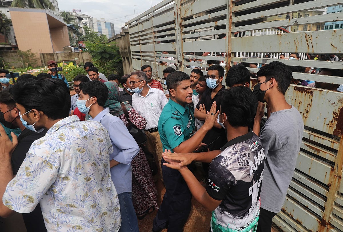 চট্টগ্রাম শিক্ষা বোর্ডের মূল ফটকের সামনে অবস্থান নিয়ে বিক্ষোভ করছে শিক্ষার্থীরা। আজ বেলা আড়াইটার দিকে তোলা