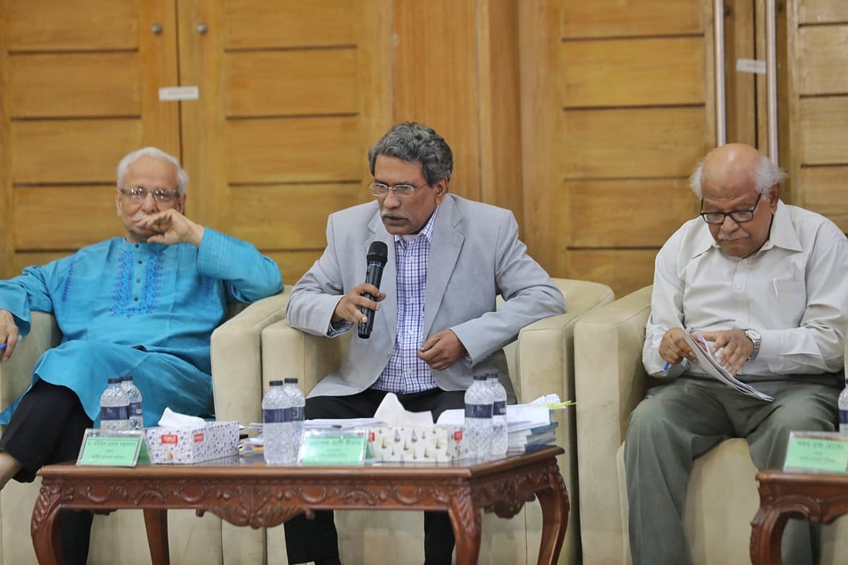 জাতীয় ঐকমত্য কমিশনের সহসভাপতি অধ্যাপক আলী রীয়াজ (মাঝে)। আজ রোববার রাজনৈতিক দলগুলোর সঙ্গে জাতীয় ঐকমত্য কমিশনের দ্বিতীয় পর্বের বৈঠকের পঞ্চম দিনের আলোচনায়