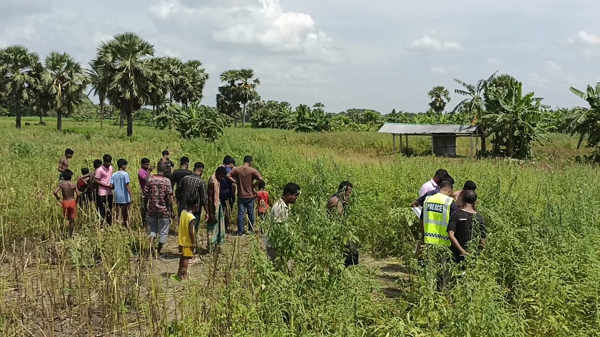 নড়াইলের লোহাগড়া উপজেলায় মানুষের মাথার খুলি, হাড়গোড় উদ্ধারের খবরে ঘটনাস্থলে ভিড় করেছেন উৎসুক মানুষ। আজ রোববার দুপুরে উপজেলার কোলা এলাকায়