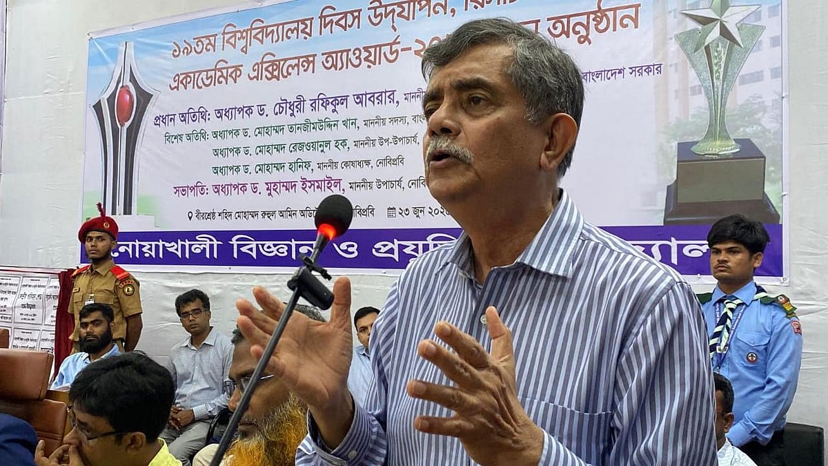 নোয়াখালী বিজ্ঞান ও প্রযুক্তি বিশ্ববিদ্যালয়ে বক্তব্য দিচ্ছেন শিক্ষা উপদেষ্টা চৌধুরী রফিকুল আবরার। আজ দুপুরে বিশ্ববিদ্যালয়ের মিলনায়তনে