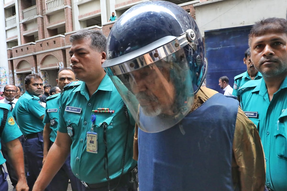 ঢাকা-৫ আসনের সাবেক সংসদ সদস্য কাজী মনিরুল হককে আজ সোমবার ঢাকার আদালতে হাজির করা হয়