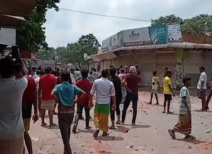 বকেয়া বিদ্যুৎ বিল চাওয়া নিয়ে বাগ্‌বিতণ্ডা থেকে সংঘর্ষে জড়ান দুই গ্রামের বাসিন্দারা। আজ সোমবার দুপুরে মুন্সিগঞ্জের সিরাজদিখান উপজেলার বালুচর বাজারে