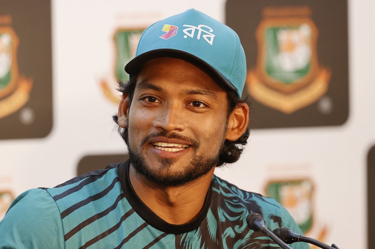 বাংলাদেশ অধিনায়ক নাজমুল হোসেন।