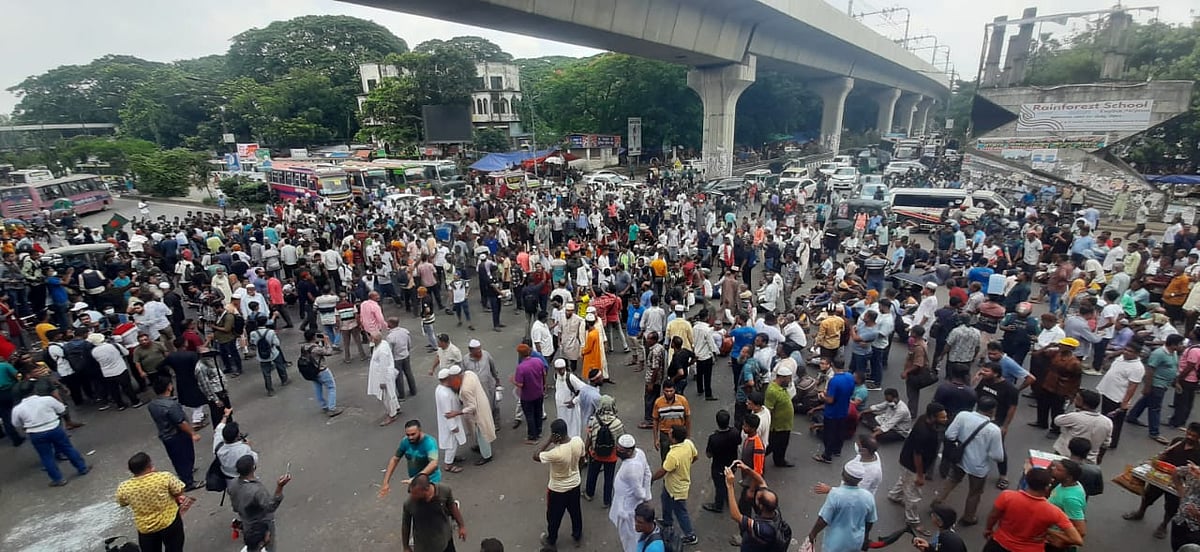 যমুনা অভিমুখে পদযাত্রায় পুলিশ বাধা দিলে চাকরিচ্যুত বিডিআর সদস্য ও কারাবন্দী সদস্যদের সন্তানেরা শাহবাগ মোড় অবরোধ করেন