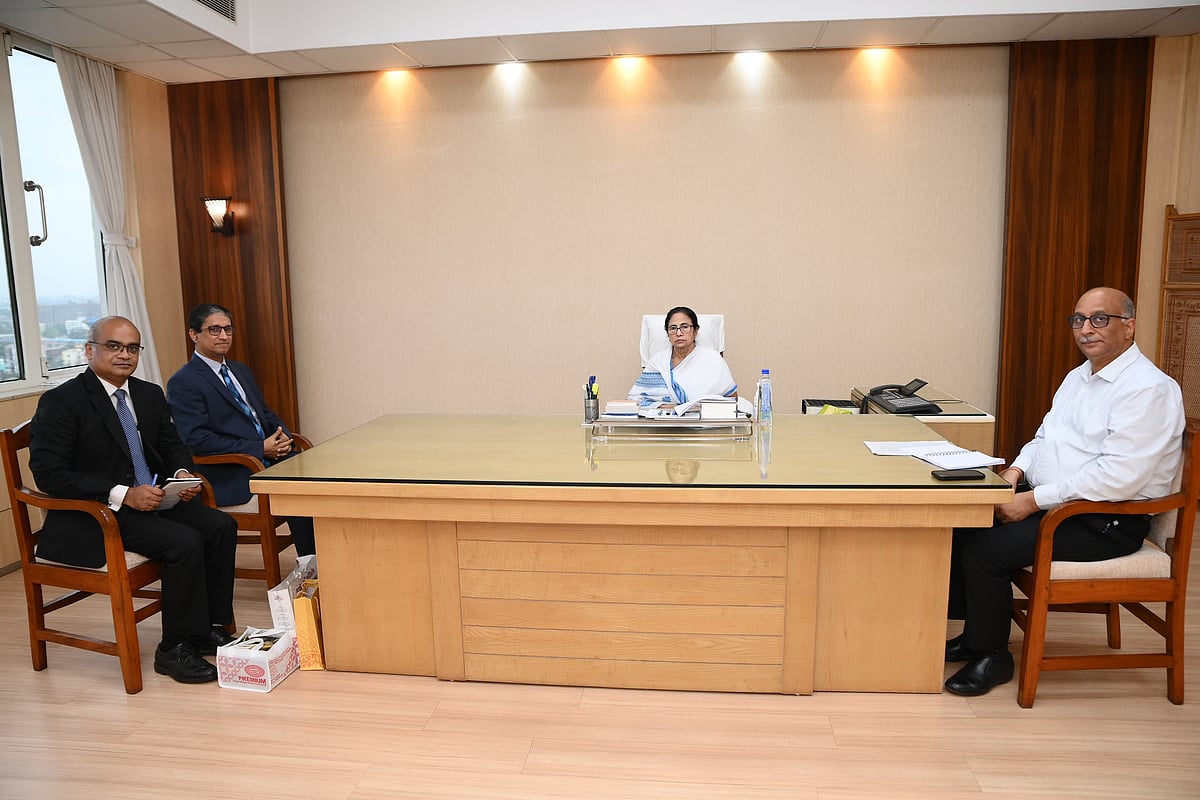 ভারতের পশ্চিমবঙ্গের মুখ্যমন্ত্রী মমতা বন্দ্যোপাধ্যায়ের সঙ্গে সাক্ষাৎ করেন দিল্লিতে নিযুক্ত বাংলাদেশের হাইকমিশনার রিয়াজ হামিদুল্লাহ ( বাঁ থেকে দ্বিতীয়) কলকাতা, পশ্চিমবঙ্গ, ভারত। ২৩ জুন