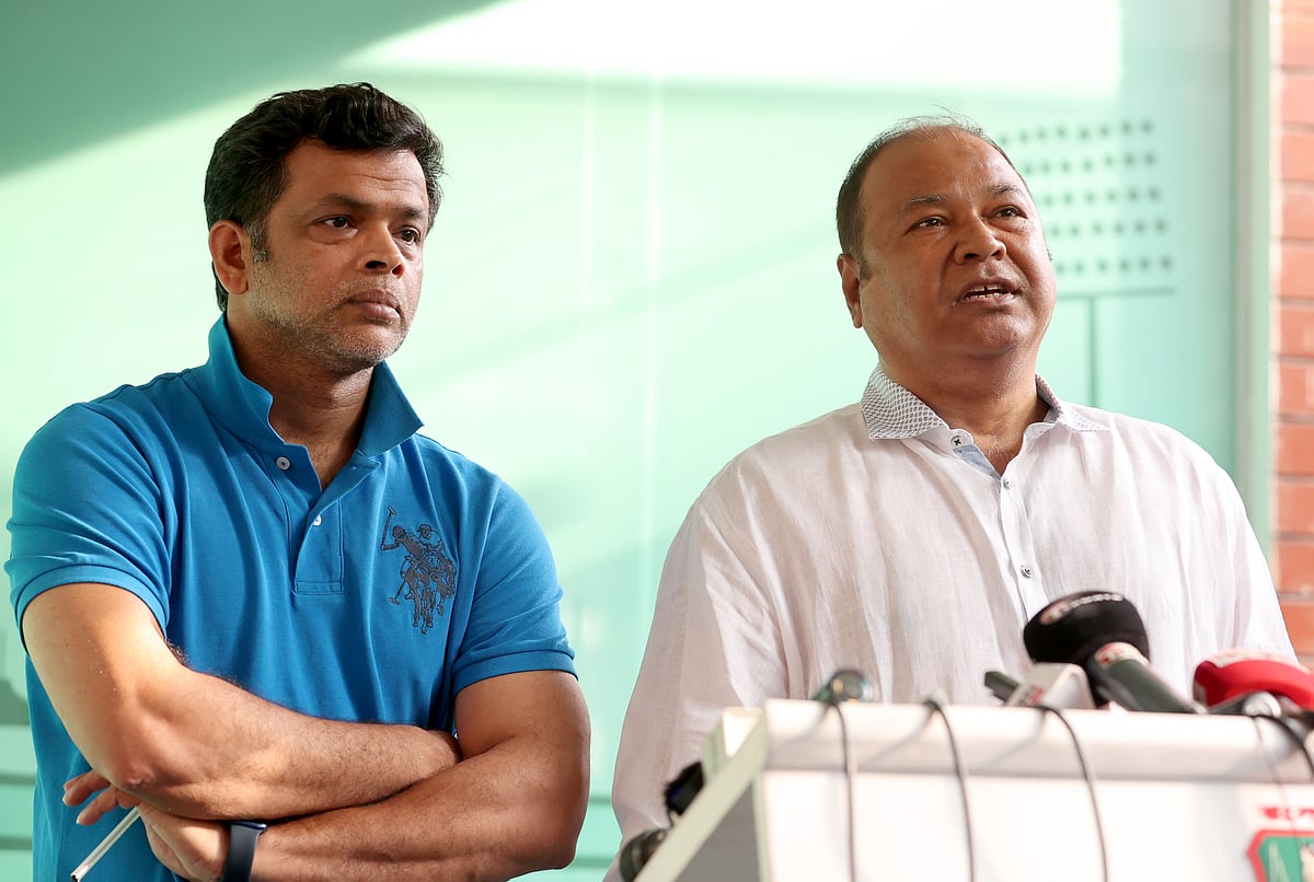 দুই নির্বাচক আবদুর রাজ্জাক ও গাজী আশরাফ হোসেন।