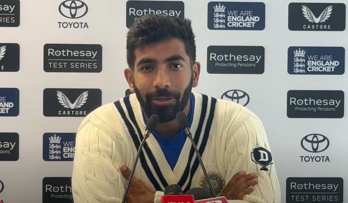 সংবাদ সম্মেলনে ভারতের তারকা ফাস্ট বোলার যশপ্রীত বুমরা। কাল রাতে লিডসের হেডিংলিতে