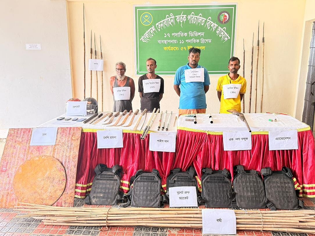 সুনামগঞ্জের দিরাই উপজেলার হাতিয়া গ্রামে সেনাবাহিনীর অভিযানে অস্ত্রসহ আটক চারজন