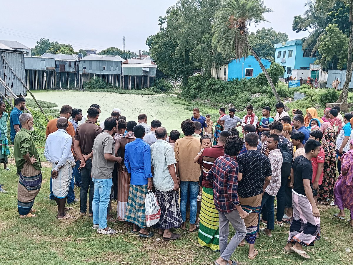 নিজ বাড়ি থেকে প্রায় ১০০ গজ দূরে ডোবার পাশে পড়ে ছিল মাদক ও জুয়া আইনের মামলার আসামি নজরুল ব্যাপারীর ক্ষতবিক্ষত লাশ। আজ সোমবার সকালে রাজবাড়ীর গোয়ালন্দ উপজেলার দৌলতদিয়ায়