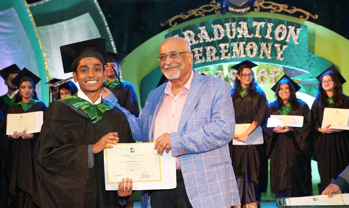 সেন্টার ফর পলিসি ডায়লগের (সিপিডি) সম্মাননীয় ফেলো ড. দেবপ্রিয় ভট্টাচার্য স্কলাস্টিকার উত্তরা সিনিয়র শাখার সমাপনী অনুষ্ঠানে শিক্ষার্থীদের হাতে সনদ তুলে দেন